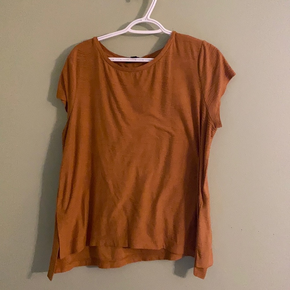 5/$25 Mustard yellow simply Vera wang top with texture size xxl